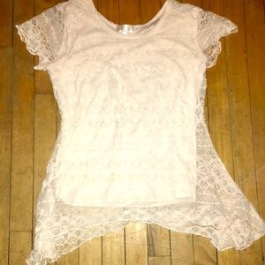 NWOT Shannon White Lace Asymmetrical Bottom Short Sleeve Blouse